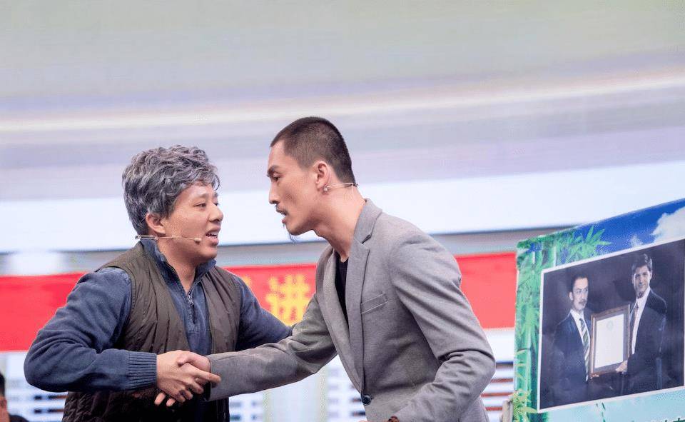 还记得2018年舞台小品"真假老师"吗,那就是贾玲和张小斐,许君聪,何欢