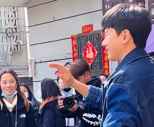 张杰回成都老家拜新年,遭到街坊邻居吐槽抱怨,把回家的路堵死了_老人