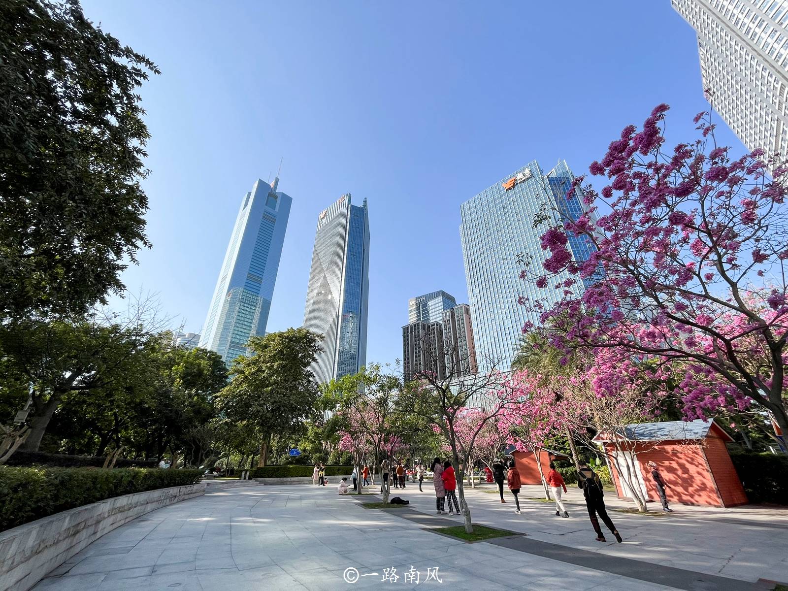 旅游小贴士:可以乘坐地铁到体育中心站或林和西站,然后走路前往天河北