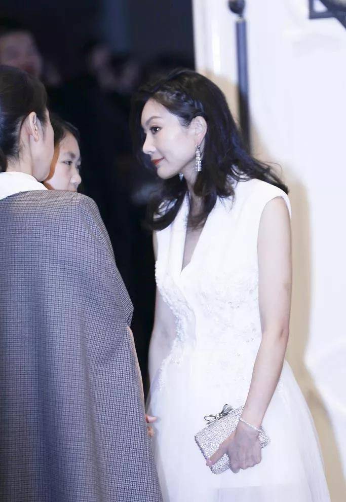 真替张艺谋尴尬,小31岁妻子白裙身材出众,13岁女儿超像爸_气质_陈婷