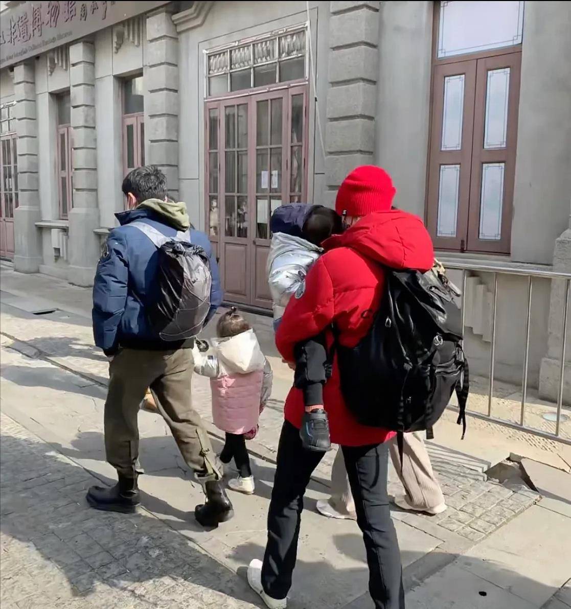 撒贝宁一家四口回老家过年了!