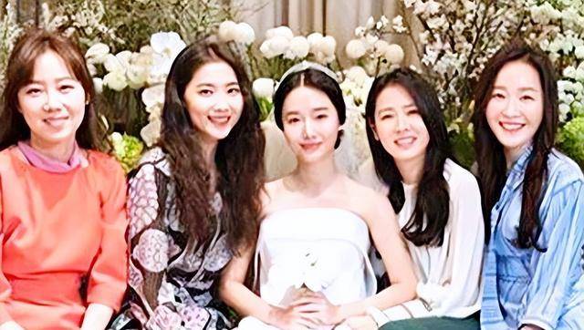 今年1112月与老公玄彬飞往国外度蜜月的孙艺珍,近日居然被闺蜜爆料超