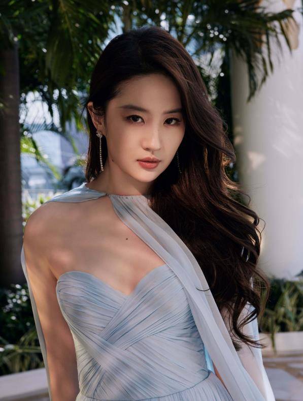 刘亦菲荣获“金莲花”最佳女主角，蓝裙飘飘走红毯，尽显仙女气质