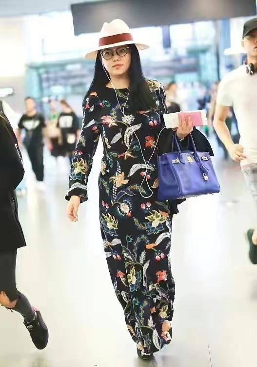 李湘穿搭好浮夸,以为要走红地毯!_的设计_衣服_裙子