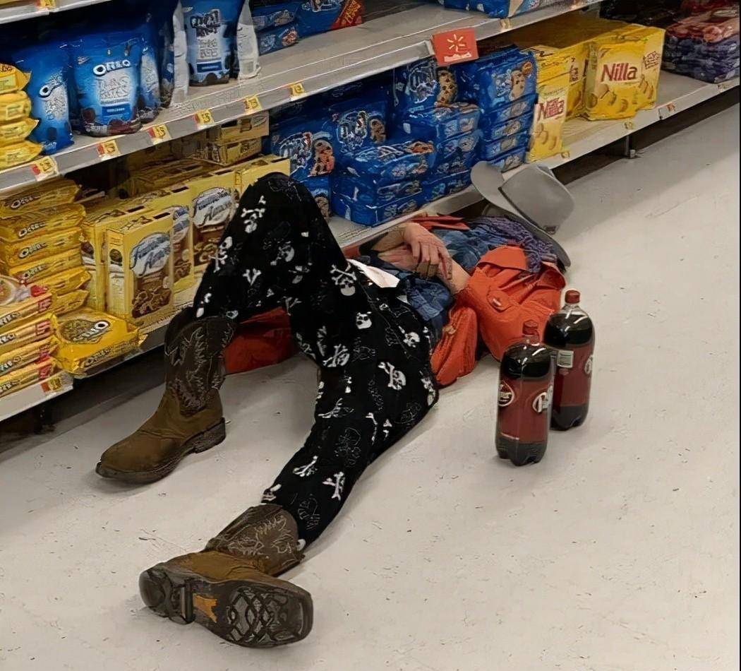 盘点外国人的奇葩穿着打扮,一个比一个辣眼睛,简直不要太搞笑_口罩