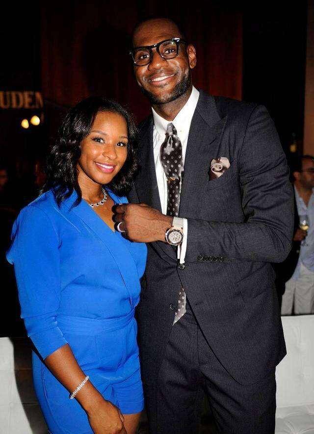 詹姆斯年入8820万,排第1!他的妻子萨瓦娜年收入有多少?