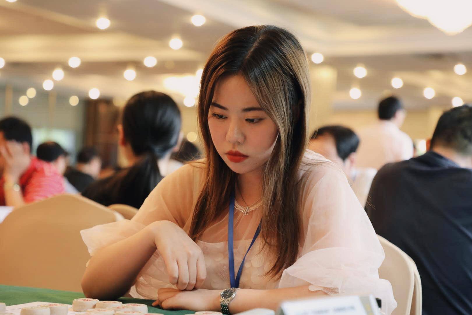 美女下象棋图片图片