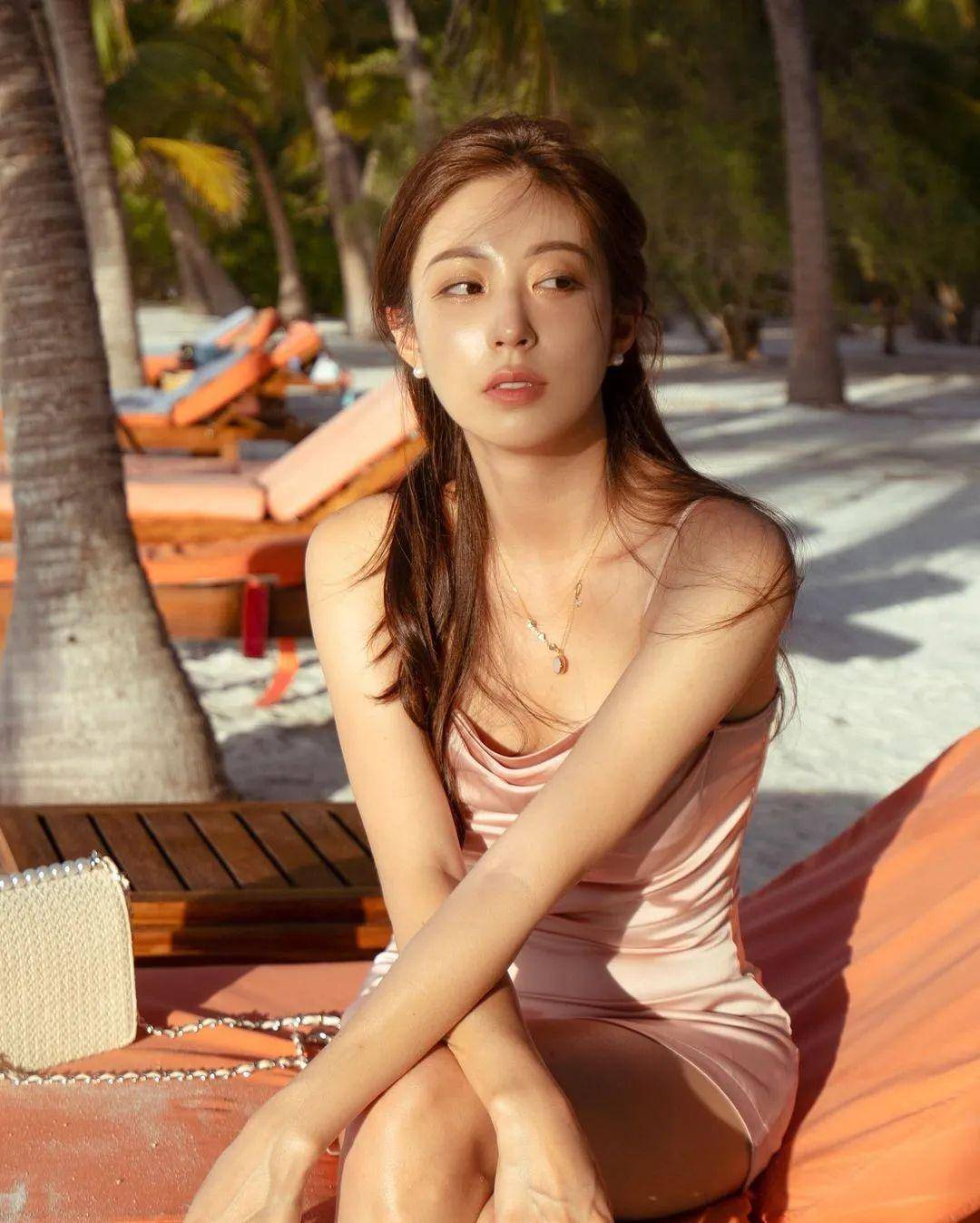 拥有蜂腰细臀的神颜健身教练bora kim!_嫁衣_美的_小球童