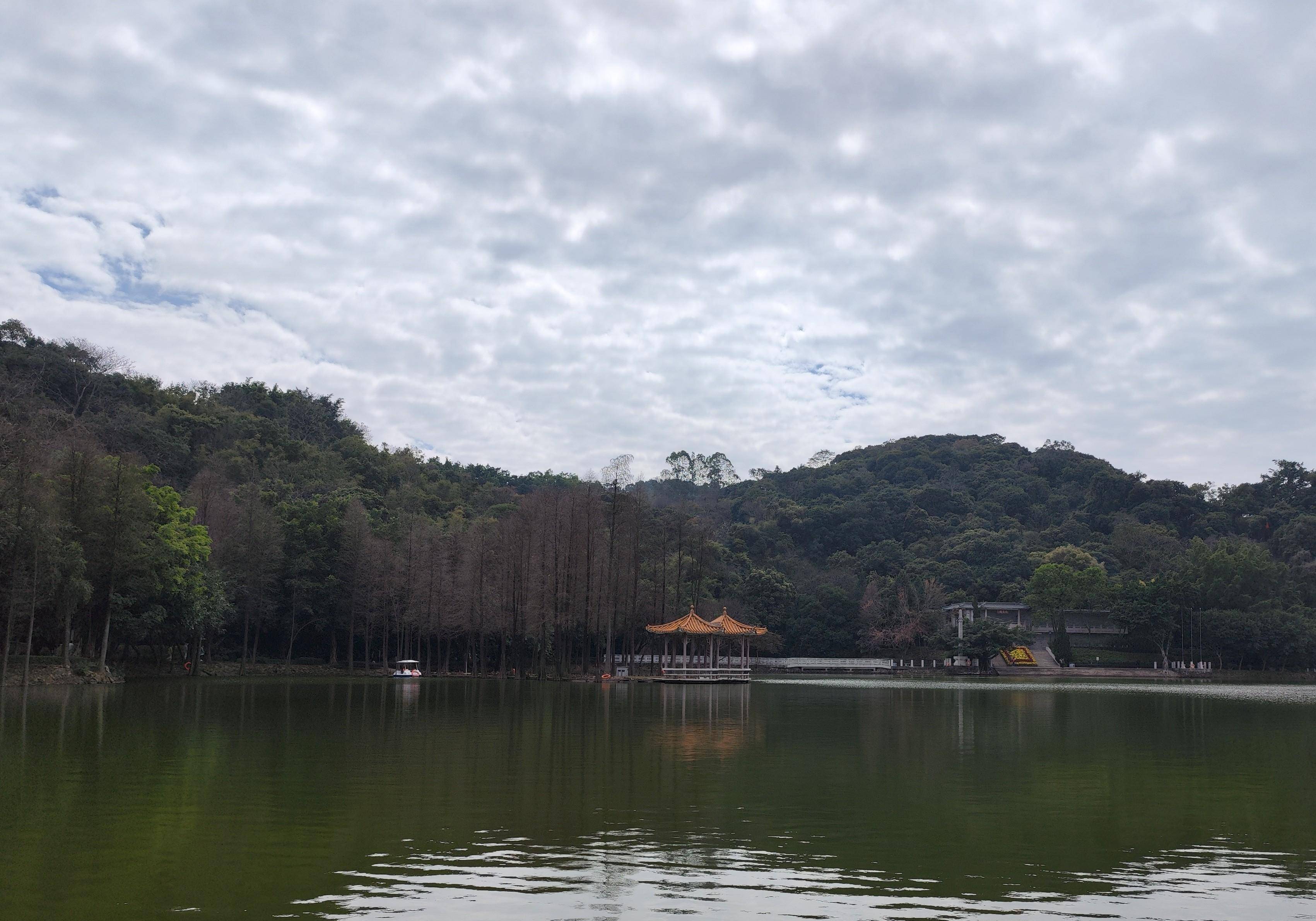 白雲洞景區位於西樵山西部山腳,這裡的標誌性建築是奎光樓.