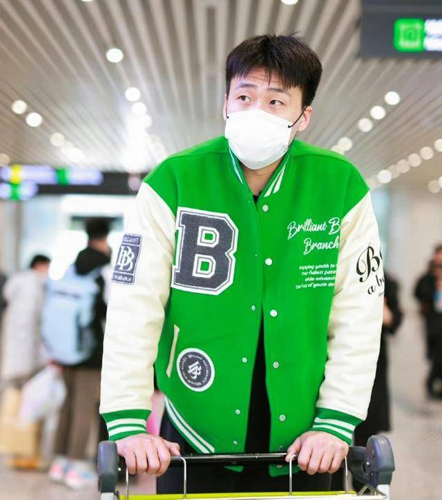 赵睿现身机场,帅气十足!