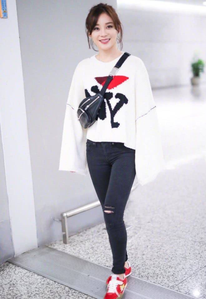 初春运动风盛行,袁姗姗穿印花卫衣搭配运动风短裙,美回18岁!