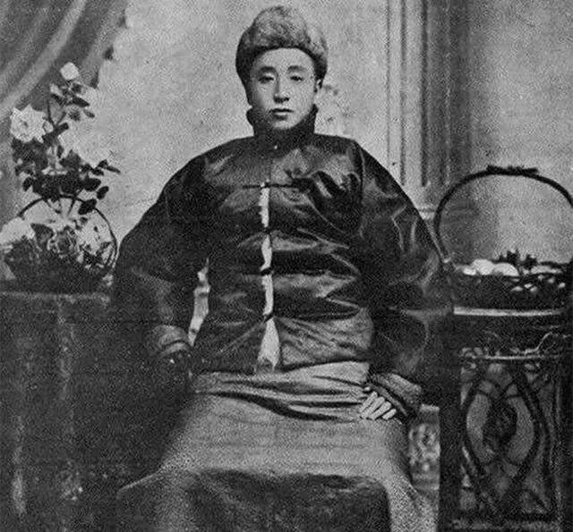 少年的杜立三身世凄惨,父亲被杀,母亲差点落入人贩子之手,尚未成年的