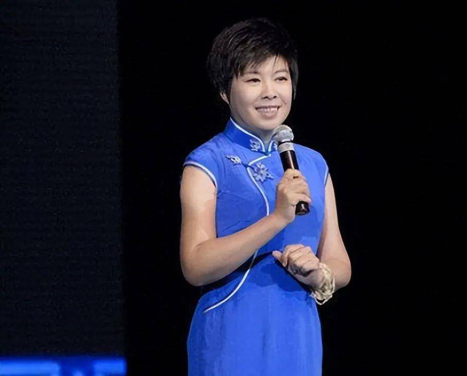 穿镂空旗袍裙尽显熟女韵味,倩影身材让人着迷_墨绿色_设计_连衣裙