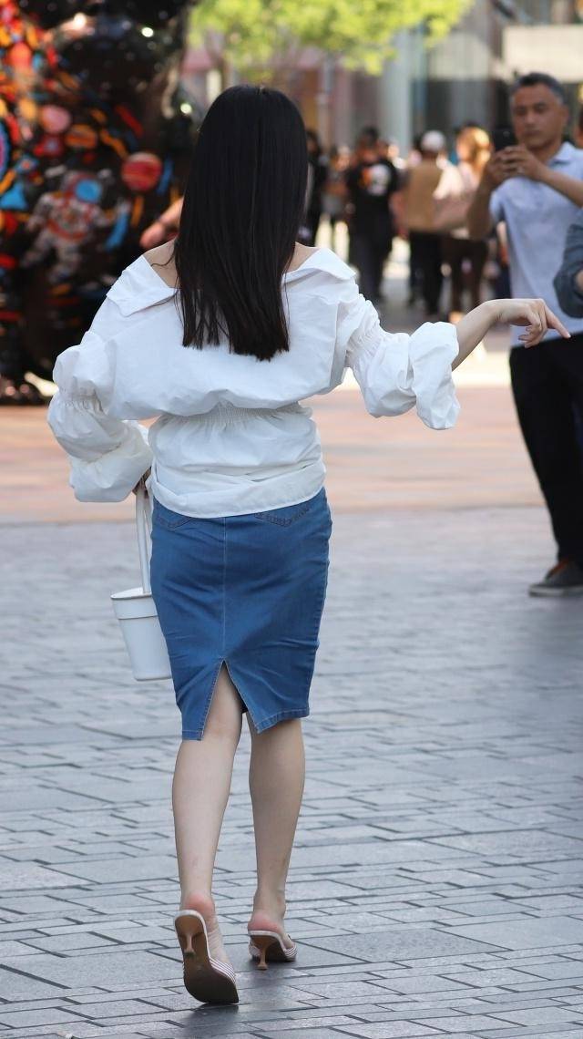 路人街拍,小姐姐仙气飘飘,身穿白色丝绸质地西服,女人味十足_美女