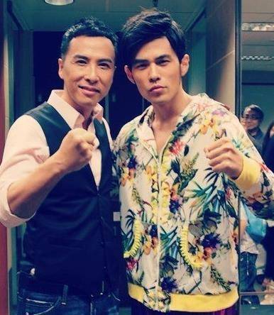 周杰伦晒与甄子丹合影,两人同框比拳超霸气,双截棍和咏春的较量_网友