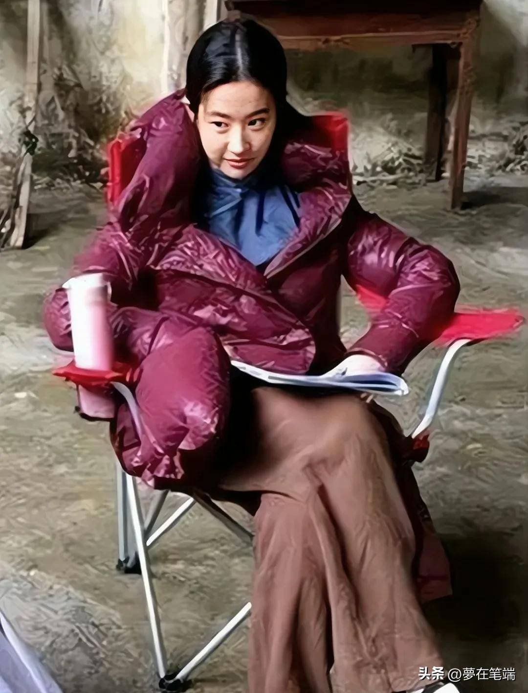 别再吐槽刘亦菲的衣品很差,感觉是衣服配不上她,就是披麻袋都美_服装