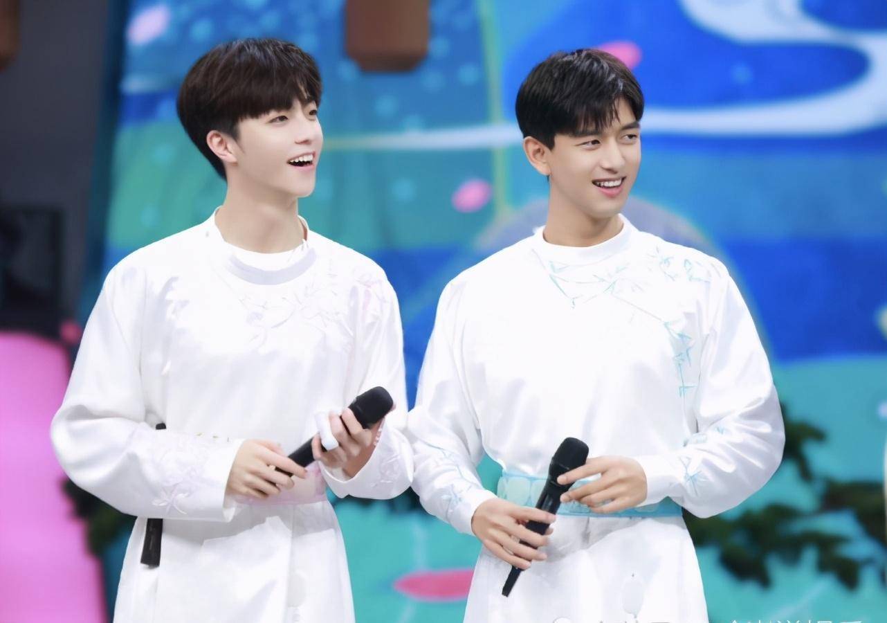 同样是跳"狐狸舞",陈立农优雅可爱,李现这姿势认真的?_节目_电影_开心