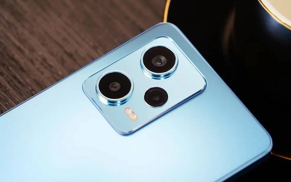 原创
            曾一小时卖出35万台，如今跌至1429元起，5000mAh+OIS光学防抖4
