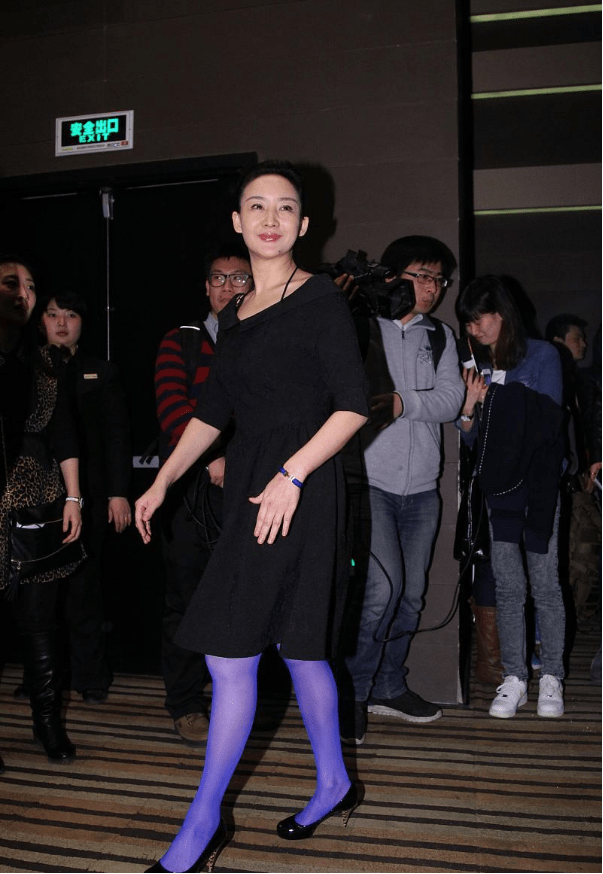 潘蔚和买红妹同穿小黑裙差距大!