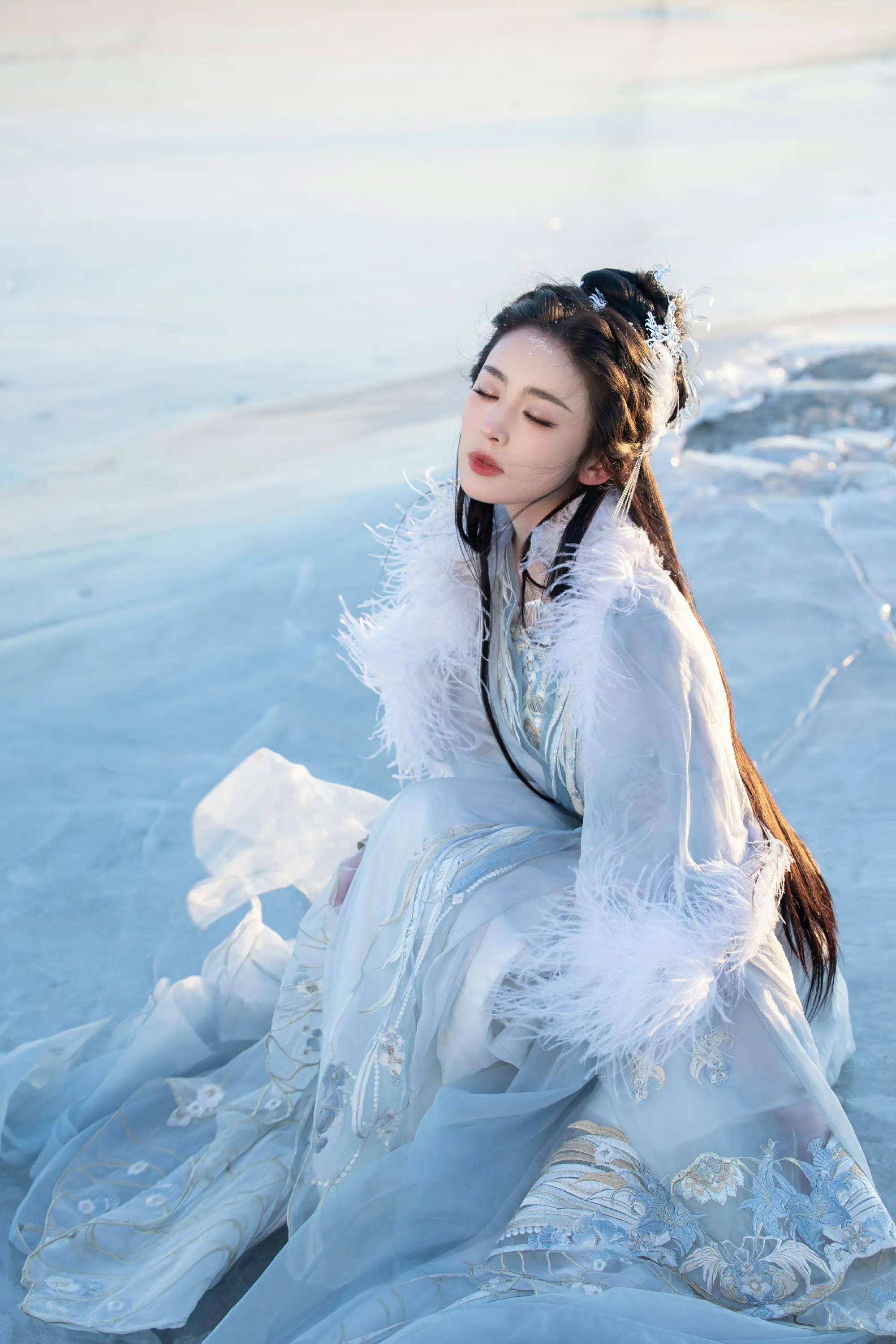 古力娜扎冰面仙羽写真,高清壁纸,清冷绝美,气质出尘._明星_唯美_意境