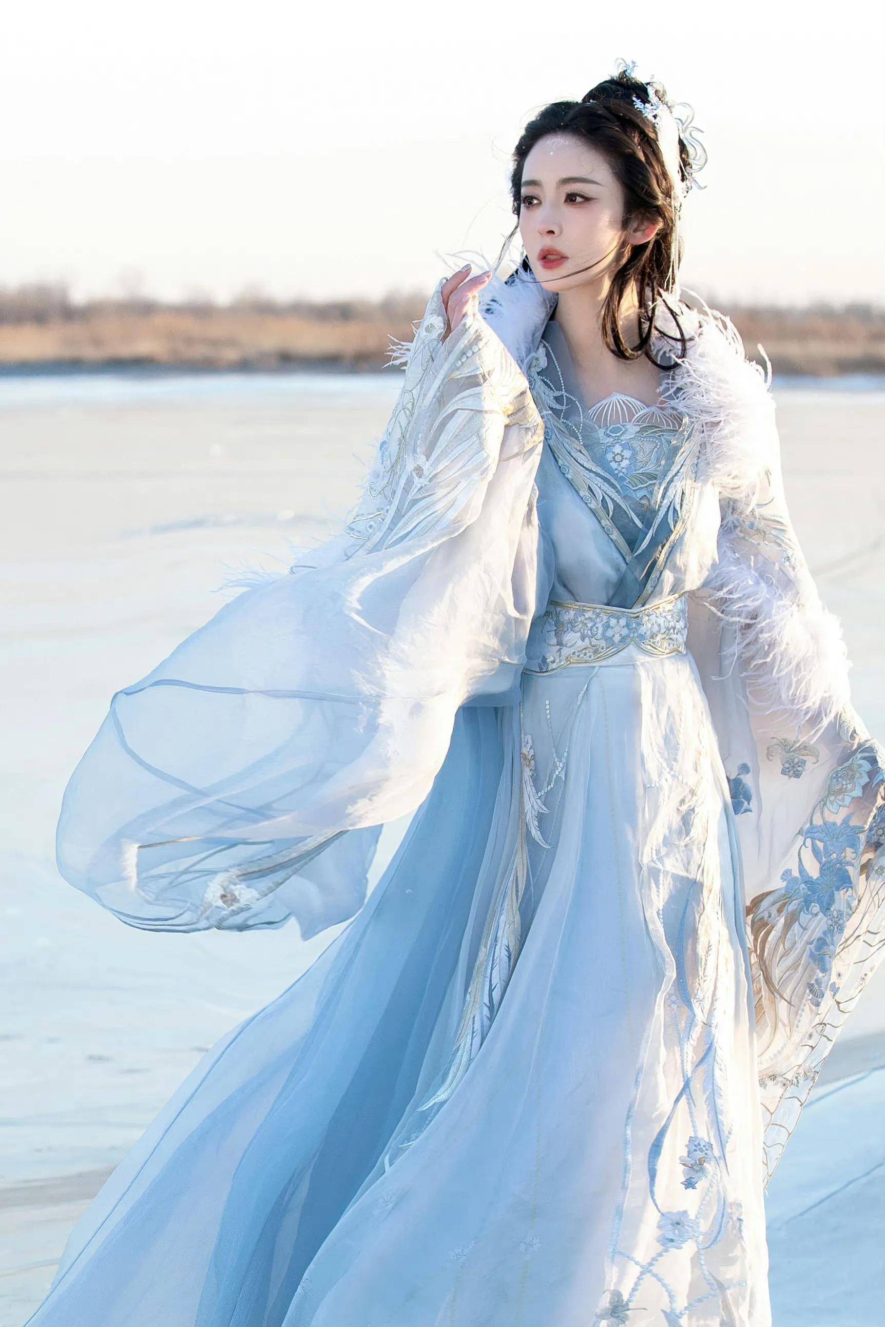 古力娜扎冰面仙羽写真,高清壁纸,清冷绝美,气质出尘._明星_唯美_意境