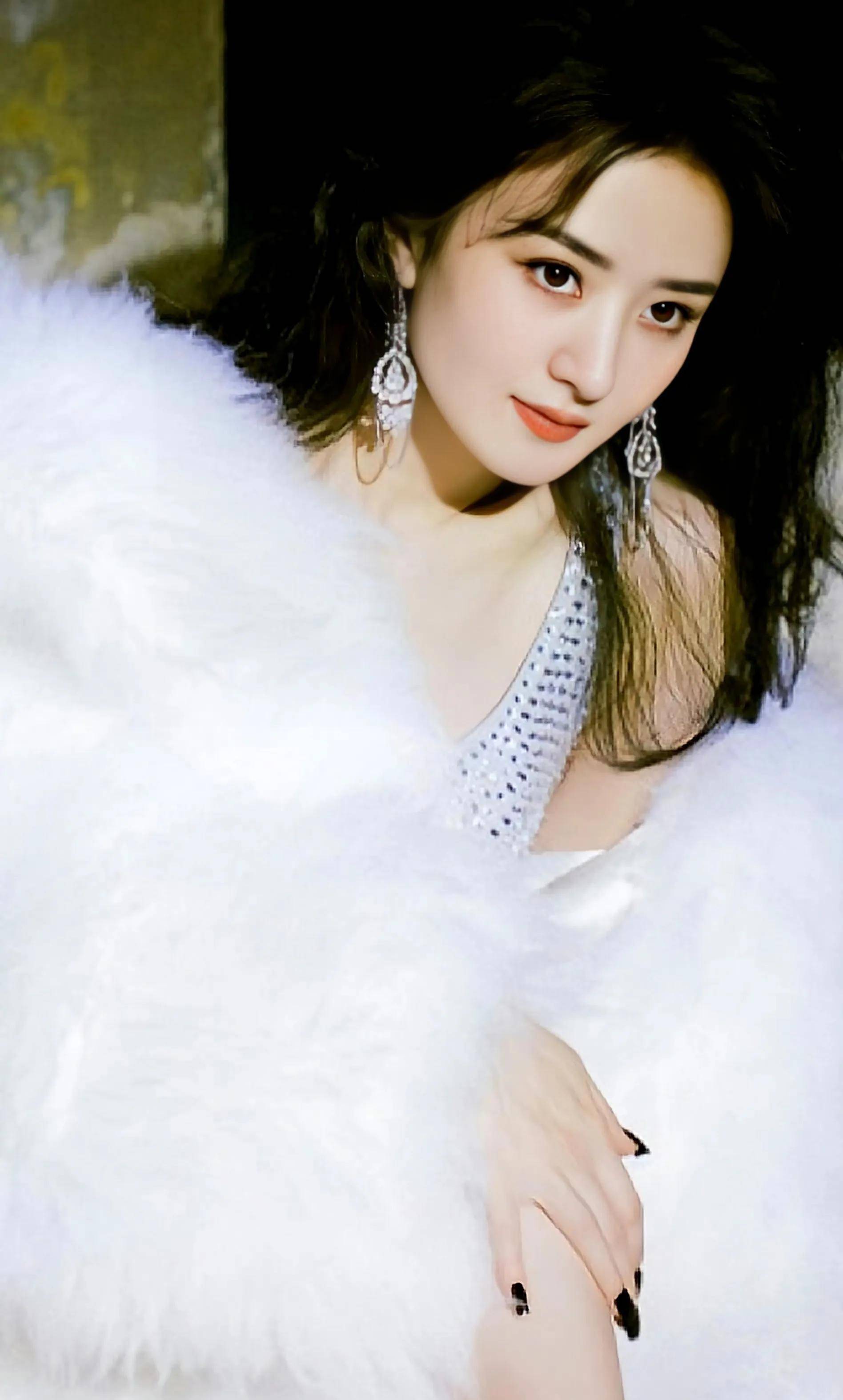 1月30日赵丽颖,杨紫,虞书欣营业图,明星动态_白色_头条_青春