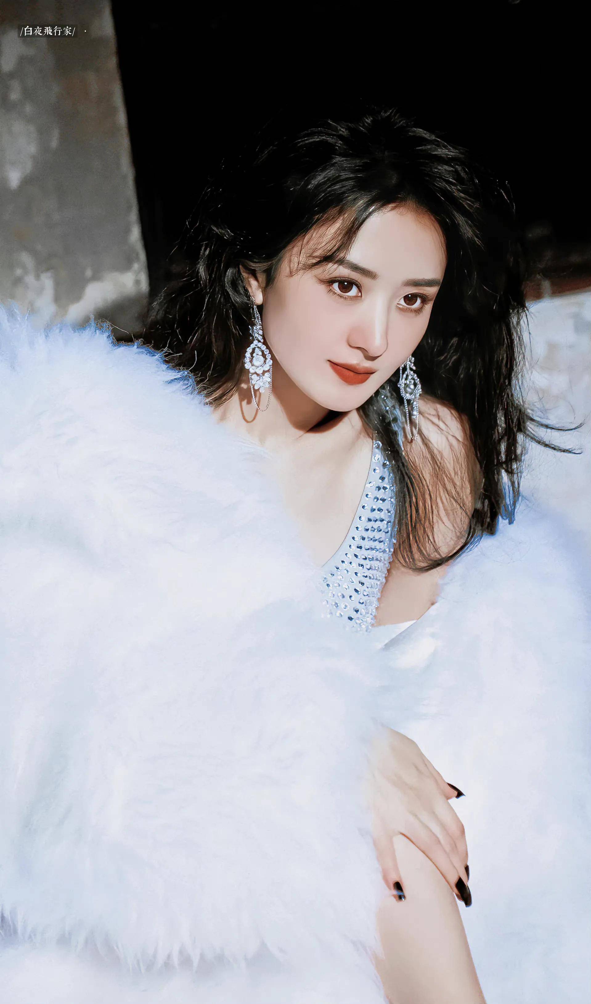 赵丽颖穿白色皮草大衣好漂亮,温柔妩媚有气质,好美好撩好心动_小喵