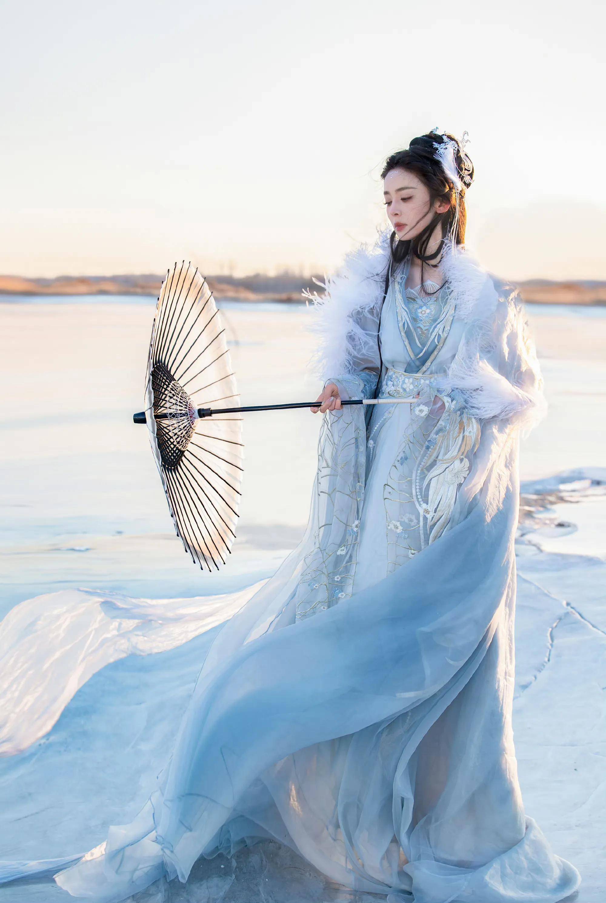 古力娜扎冰面仙羽写真,高清壁纸,清冷绝美,气质出尘._明星_唯美_意境