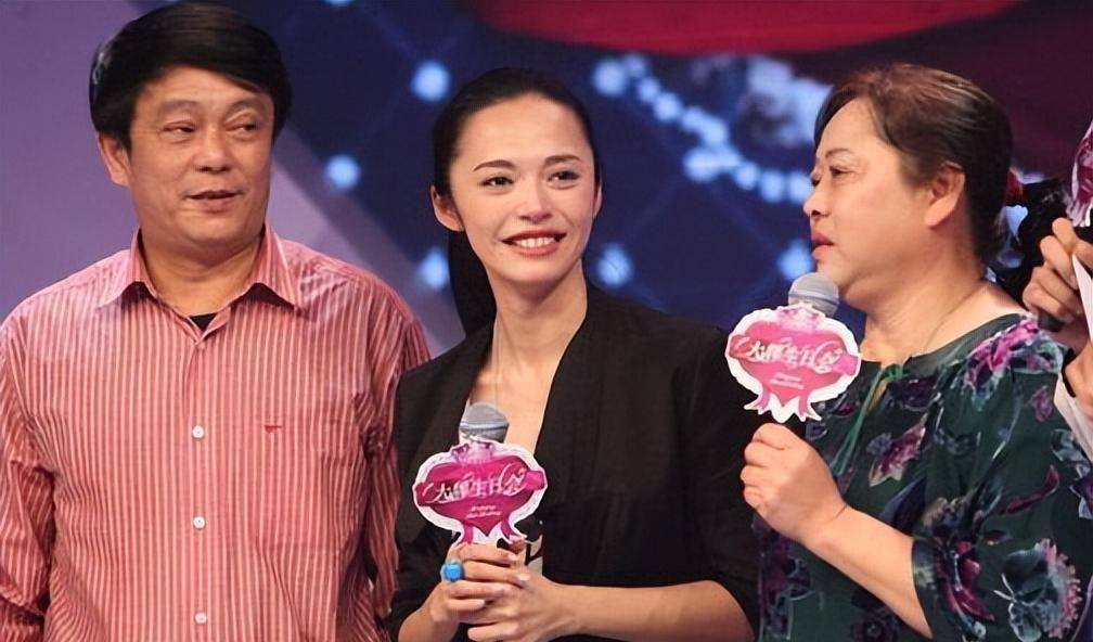 姚晨回到老家过年,没有任何明星架子,老公曹郁却不见身影_照片_女神