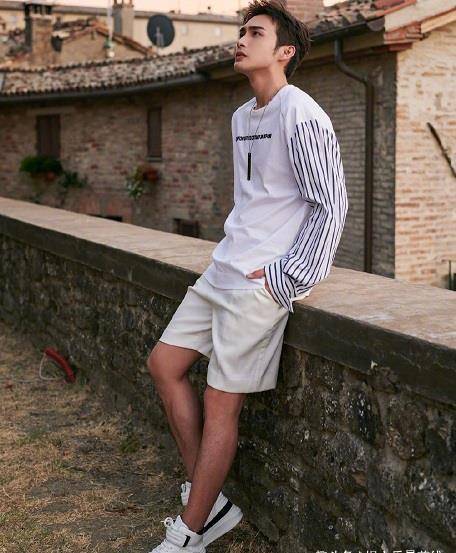 27岁张彬彬为保持好身材卖力健身,汗水湿透衣服_自律_标准_演艺圈