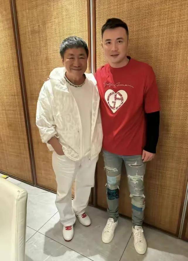 给赵本山拜年,满脸通红醉意明显,穿300元衣服引热议_网友_照片_高调