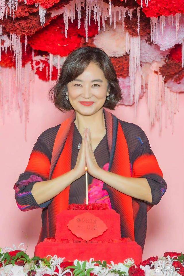68岁林青霞状态真绝,在国外换了两套衣服,不愧是东南亚第一美女_丈夫