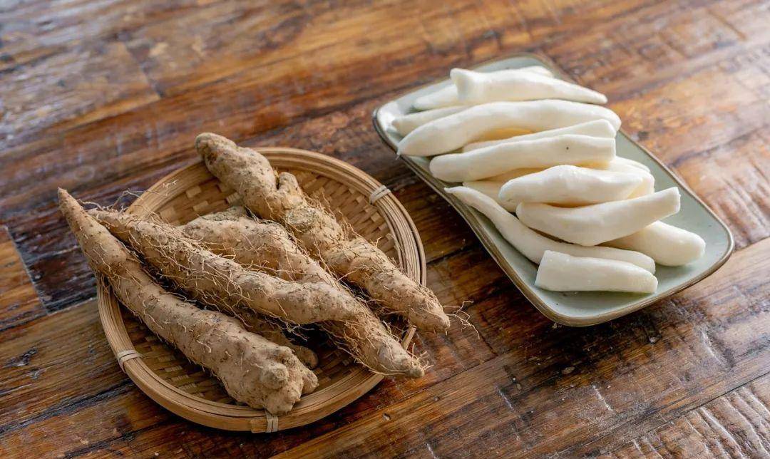 去皮切成薄片后,与白果鸡蛋一起煮,是潮汕人过年必吃的一种姜薯糖水.