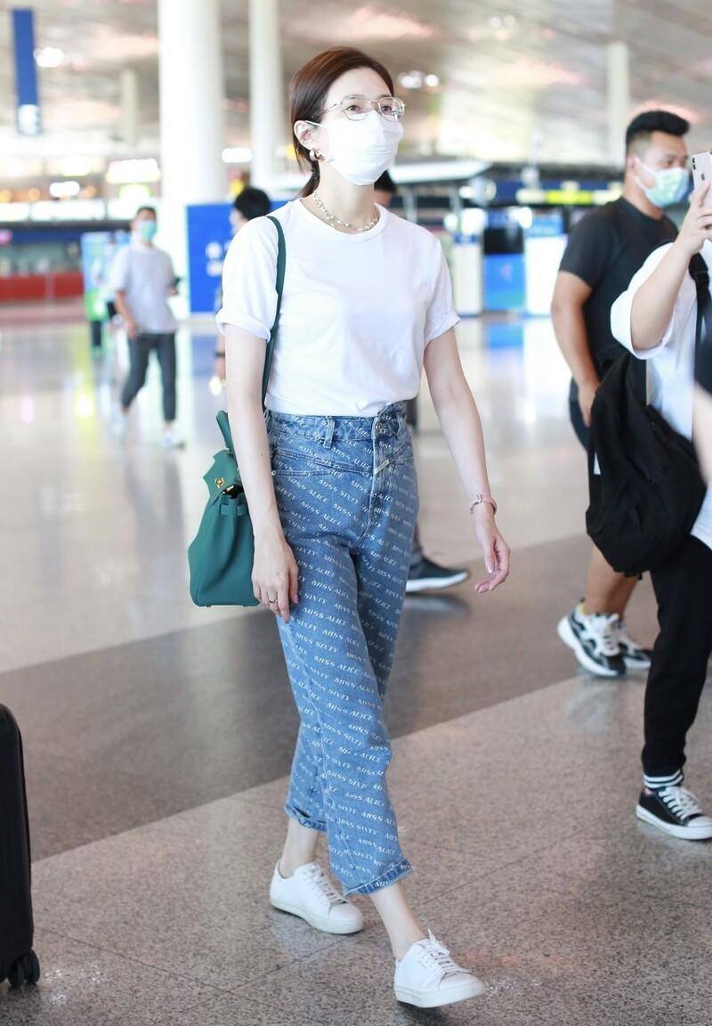 34岁江疏影,白t恤搭配字母印花牛仔裤,早已实现"爱马仕自由"
