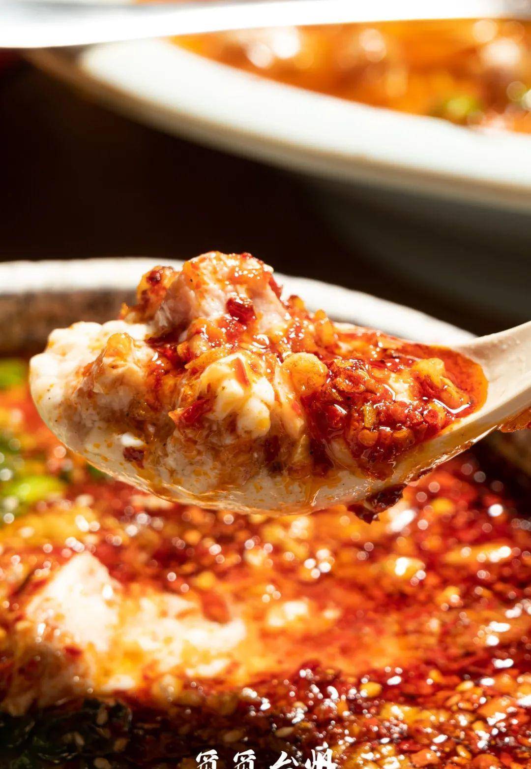 软滑的豆腐脑和独特的猪脑花的结合,看似格格不入,滋味却不同凡响