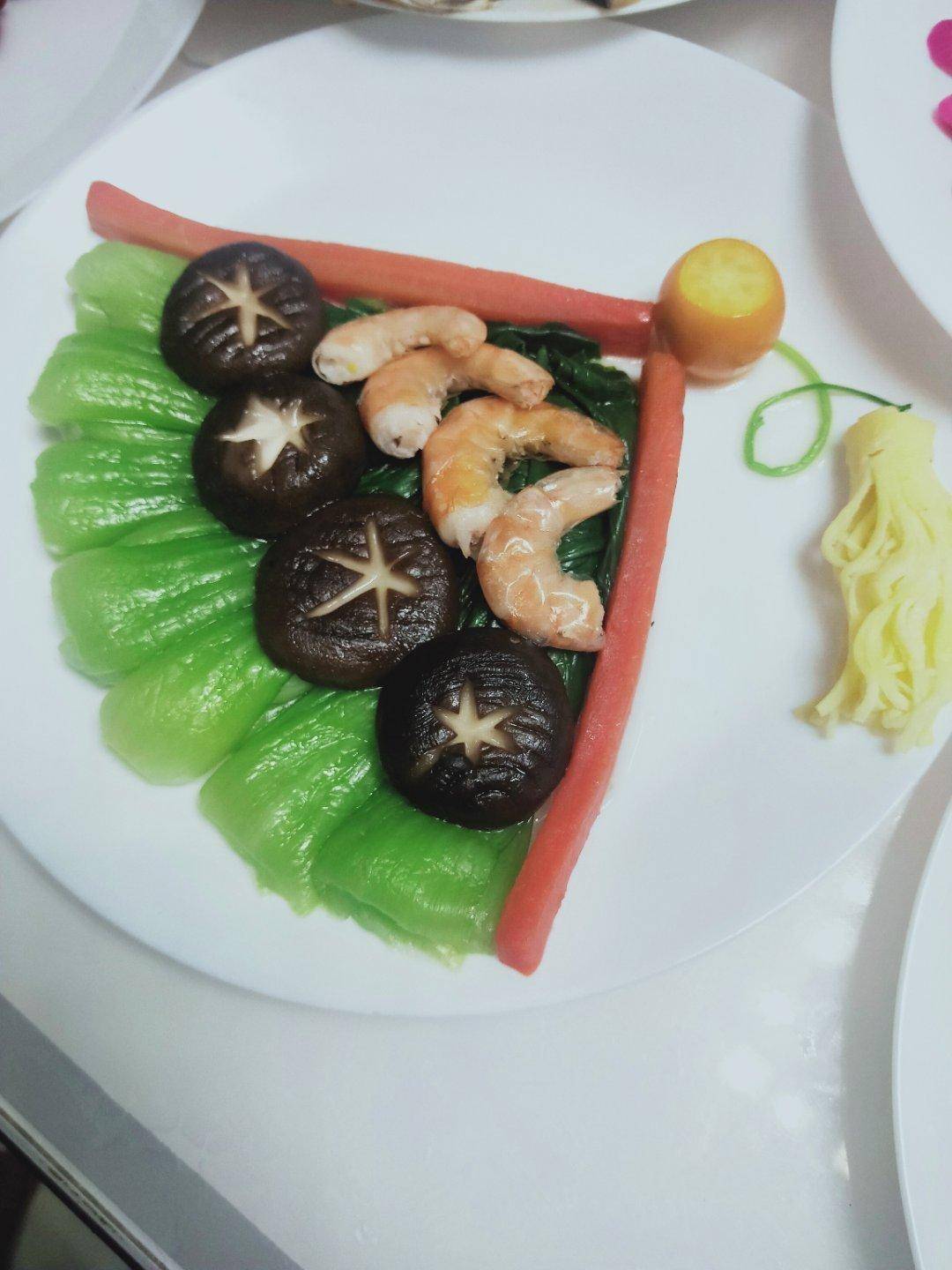 第三:扇子素三鲜:这是一道自己发明的菜,有虾仁,香菇,大头菜,小金桔