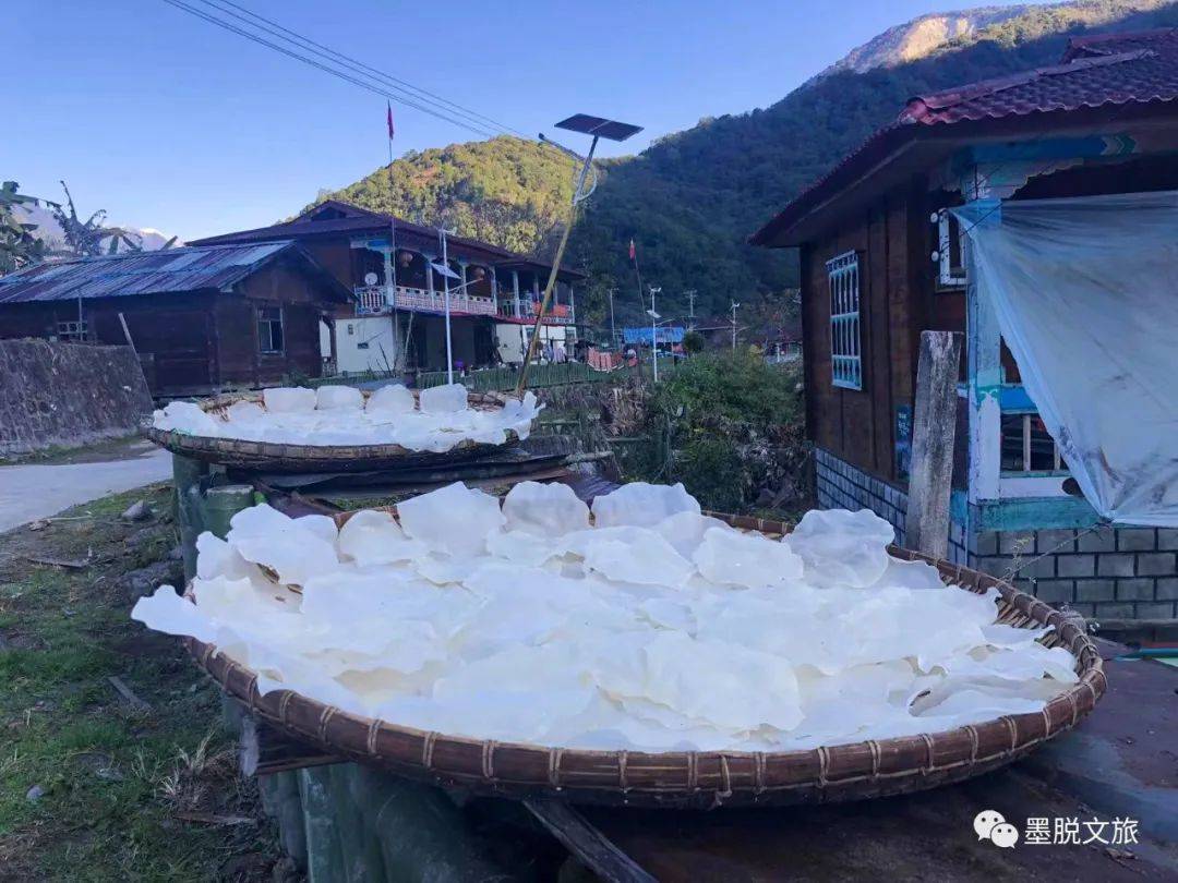 门巴族和珞巴族老百姓除了盛装载歌载舞,饮酒狂欢外,还会准备一种