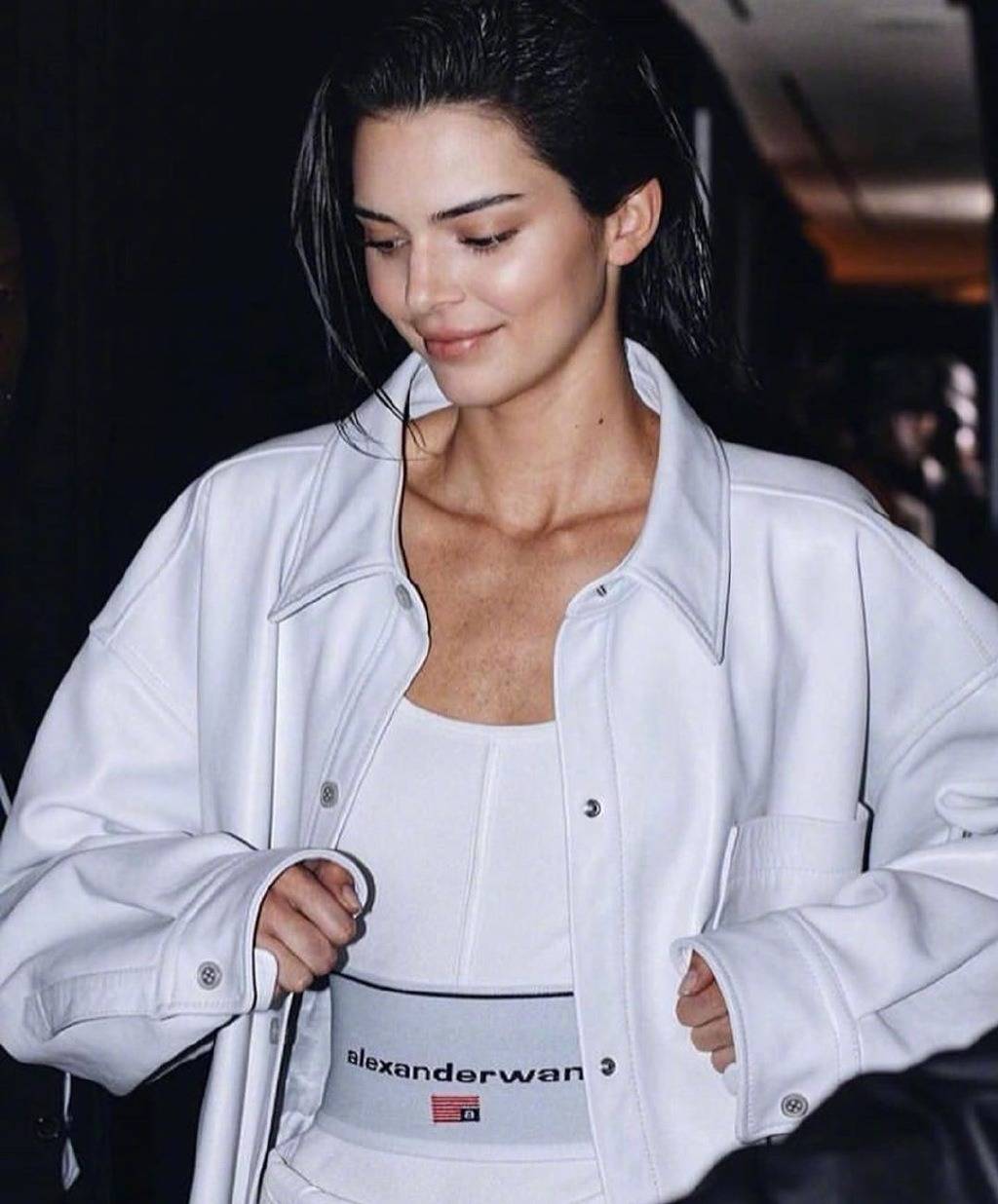 被肯豆惊艳到了!衬衫喇叭裤,也难掩好身材,网友:腰去哪了?