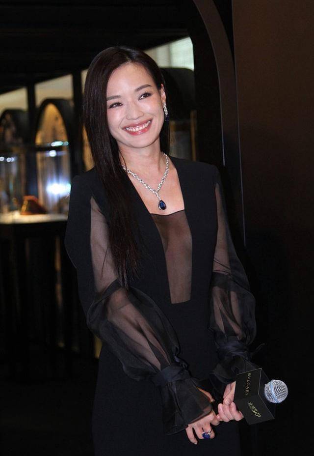 舒淇的身材在女明星中也少有,穿透纱长裙开"中路",看着好撩人_透视
