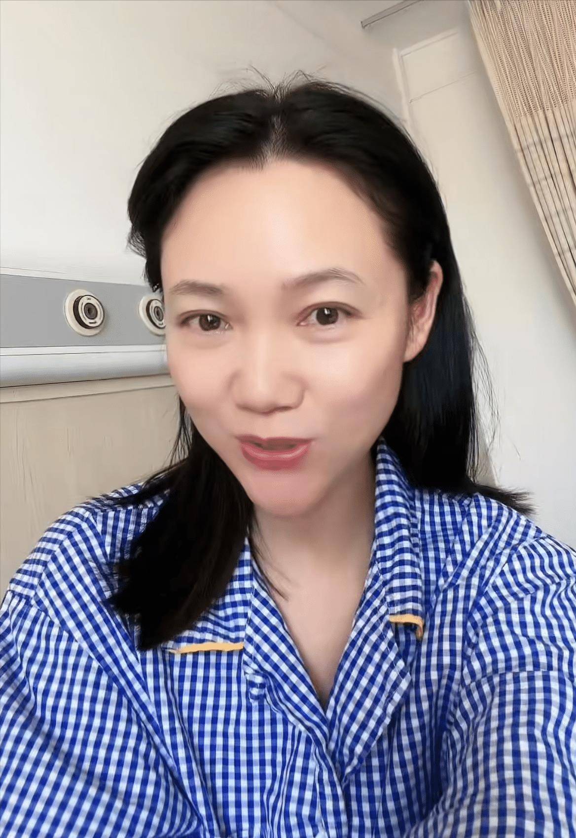 周群住院,穿病号服素颜录视频,对自己一顿猛夸:甩某个人几条街_阿进