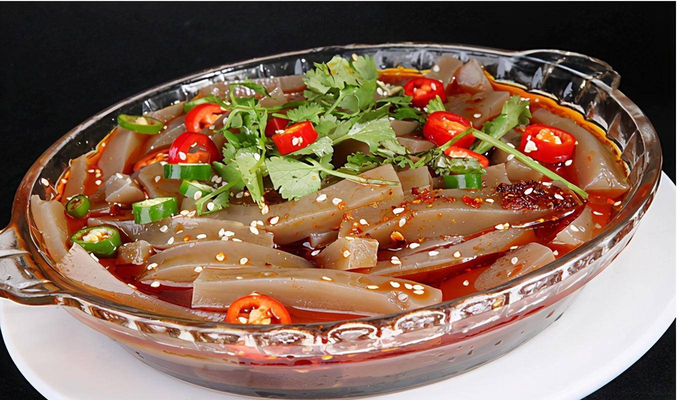 荞面凉粉色泽呈灰褐色,口感润滑爽口.