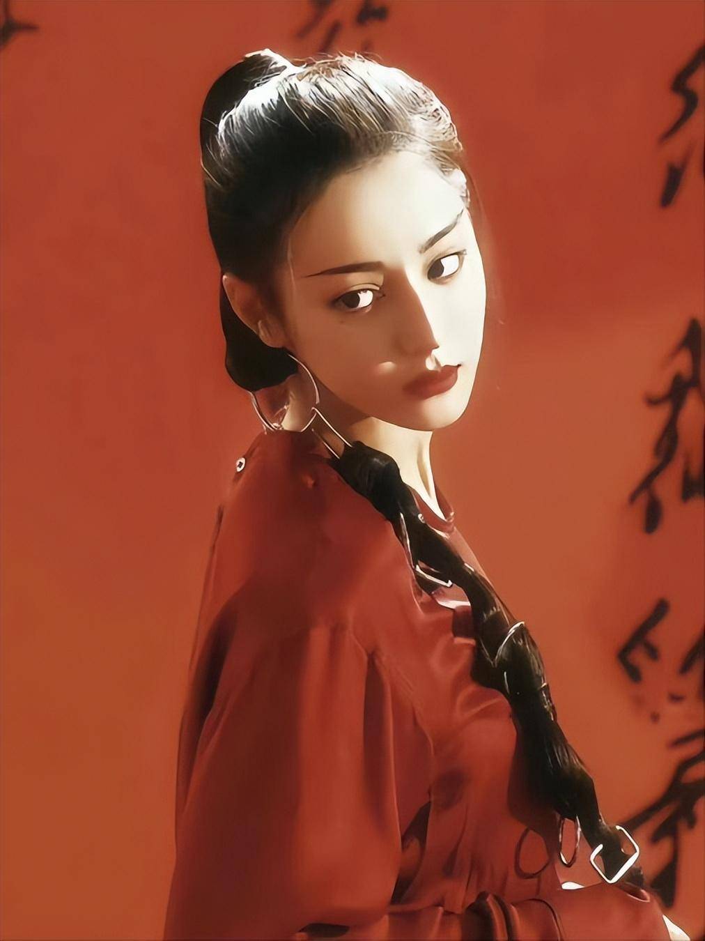 帅气王子风浓颜系女生看起来侵略性较强,其实是由于她们的五官太