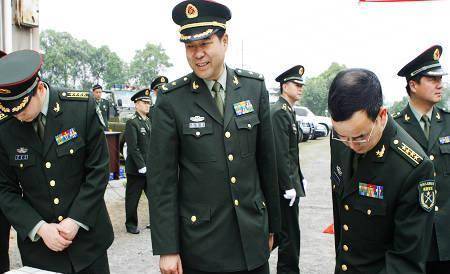 在部队,什么级别领导才叫首长,才会有警卫员,才会有专职司机?