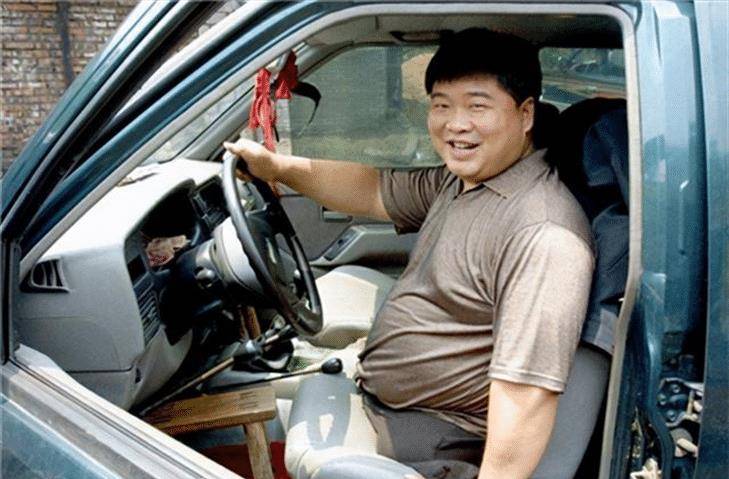 重庆小伙唐毅:7岁失去双腿,靠经营煤矿致富,娶1.