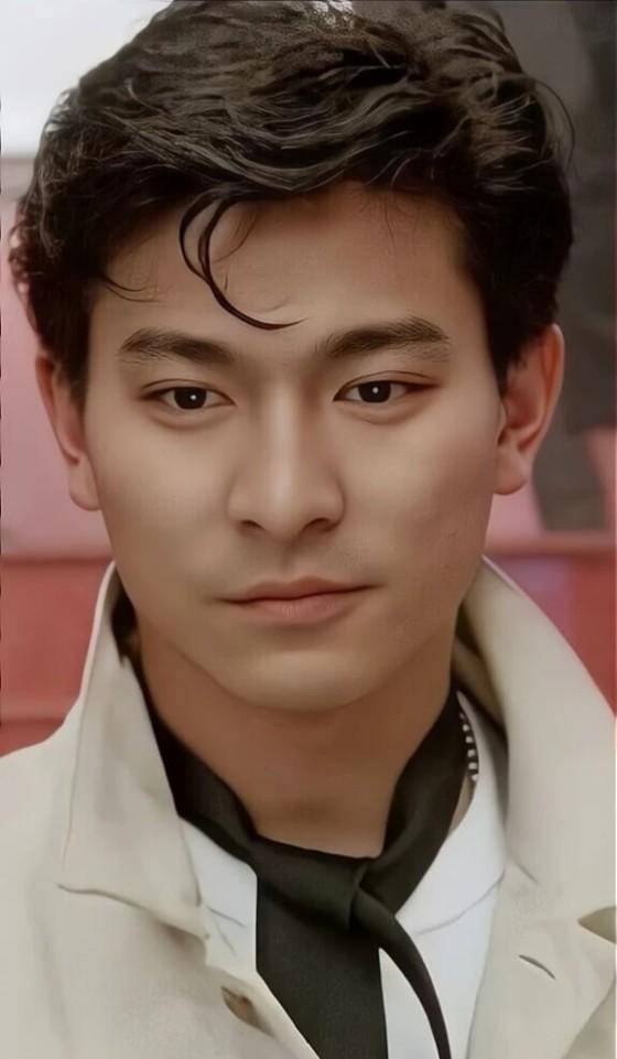 62岁刘德华现身北京路演!