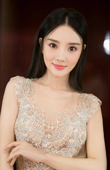 李小璐新男友正脸照曝光,开李小璐豪车遛弯,两人深夜回豪宅过夜