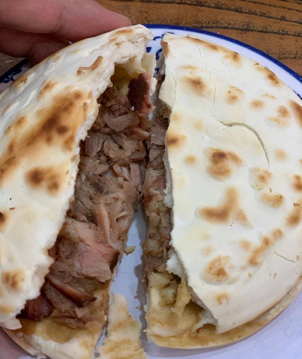 那么今天呢,咱们就一起去陕西泾阳,来看看当地最有名气的几家肉夹馍店