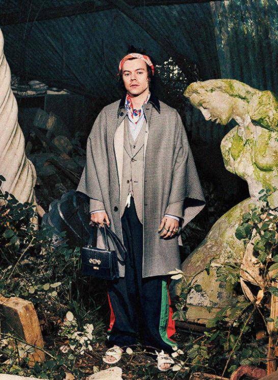 为了庆祝哈卷的新专辑发行,alessandro michele本人更是亲自下场