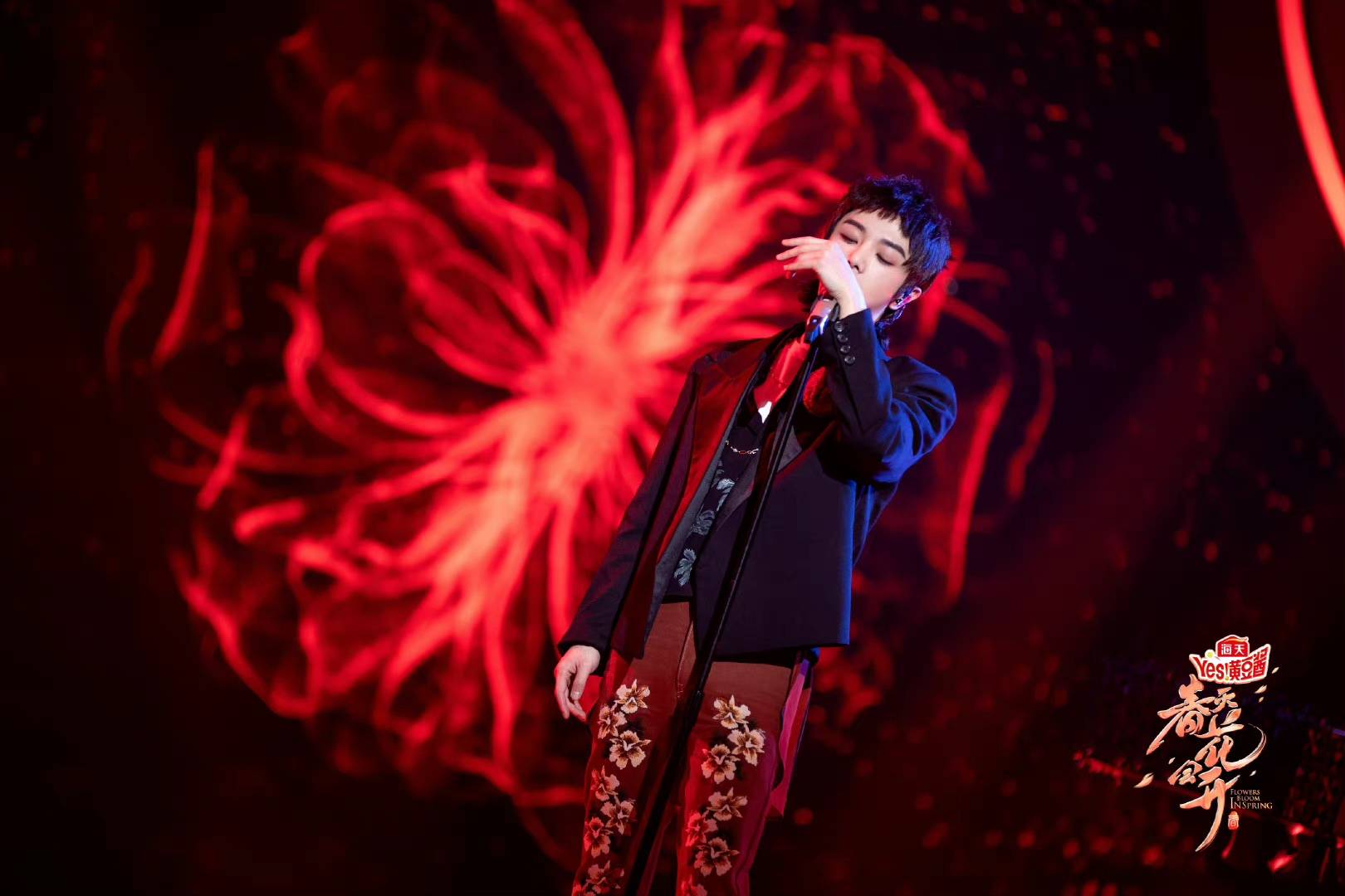 华晨宇一直在做民族音乐元素与世界音乐元素相融合的音乐,从古筝版的