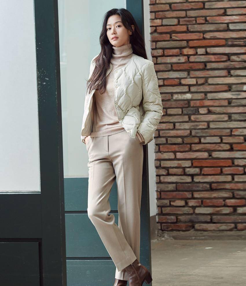 就像全智贤在照片中的演绎,虽然服装的整体设计没有任何亮点,但就是